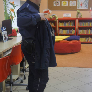 Policjant w bibliotece