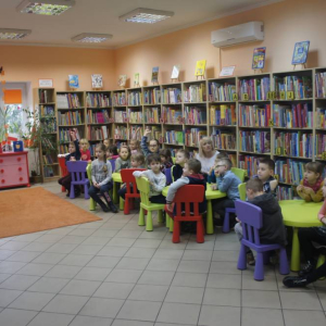 Grupa przedszkolna na zajęciach w bibliotece