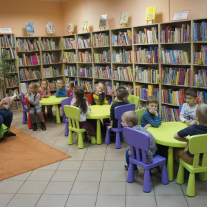 Grupa przedszkolna na zajęciach w bibliotece