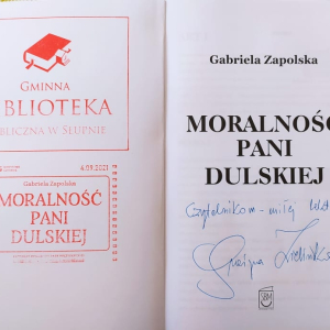 Dedykacja Pani Zielińskiej dla czytelników naszej biblioteki na pamiątkowym egzemplarzu Moralności pani Dulskiej